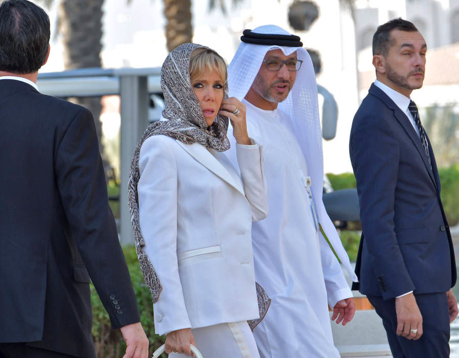 Brigitte Macron porte un foulard signé Mehdi Qotbi à la