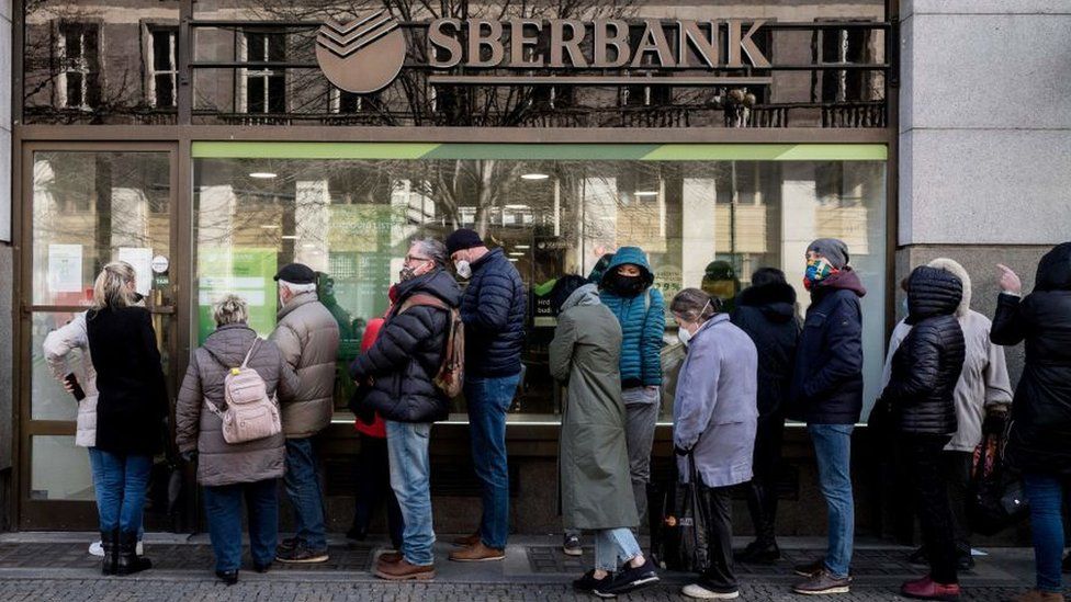 La Russie relève son taux directeur à 20 et demande aux entreprises